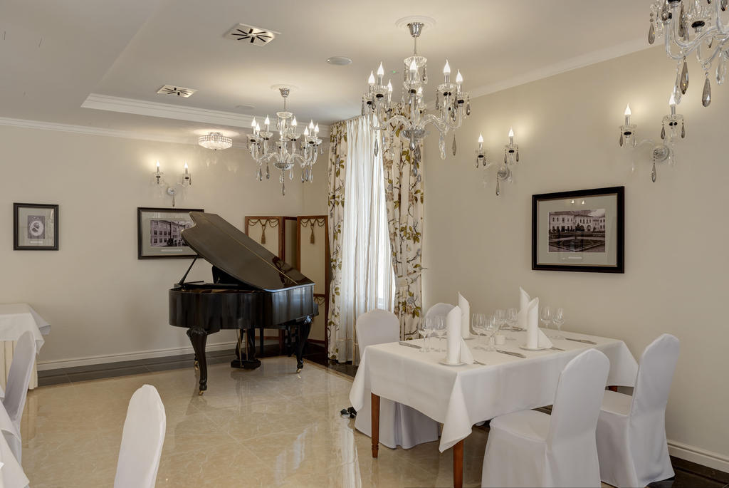 Hotel Willa Hueta Кельце Экстерьер фото