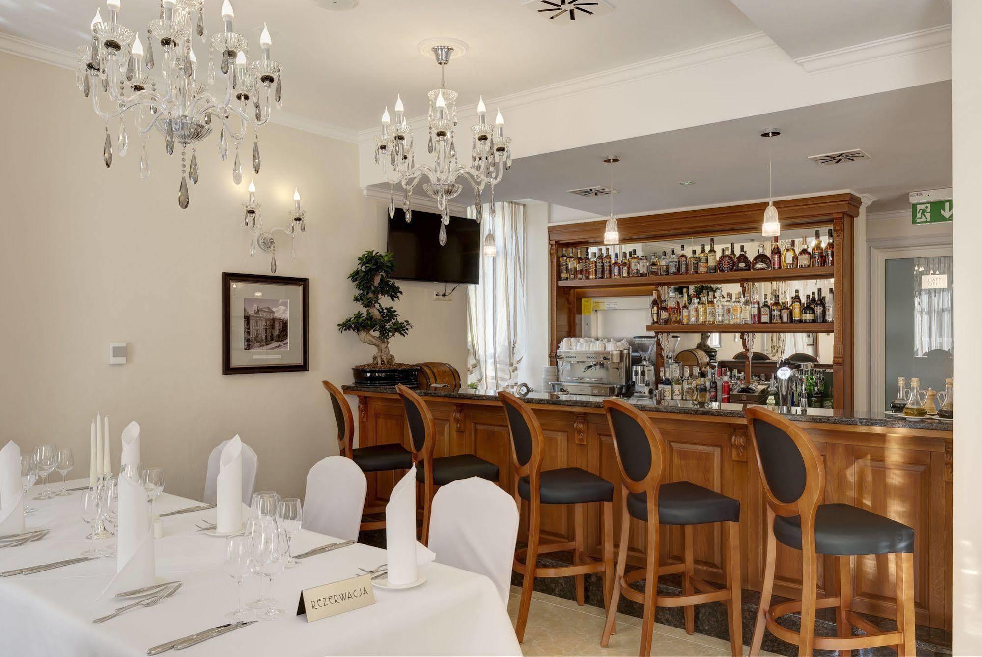 Hotel Willa Hueta Кельце Экстерьер фото
