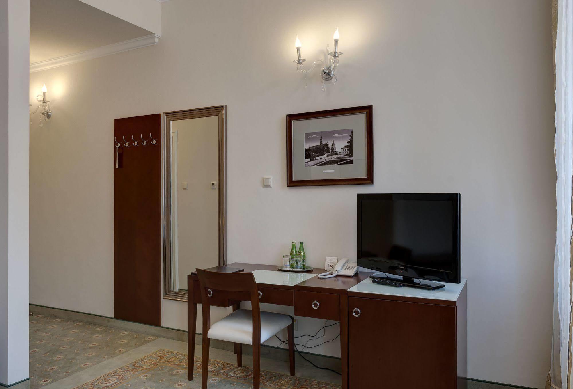 Hotel Willa Hueta Кельце Экстерьер фото