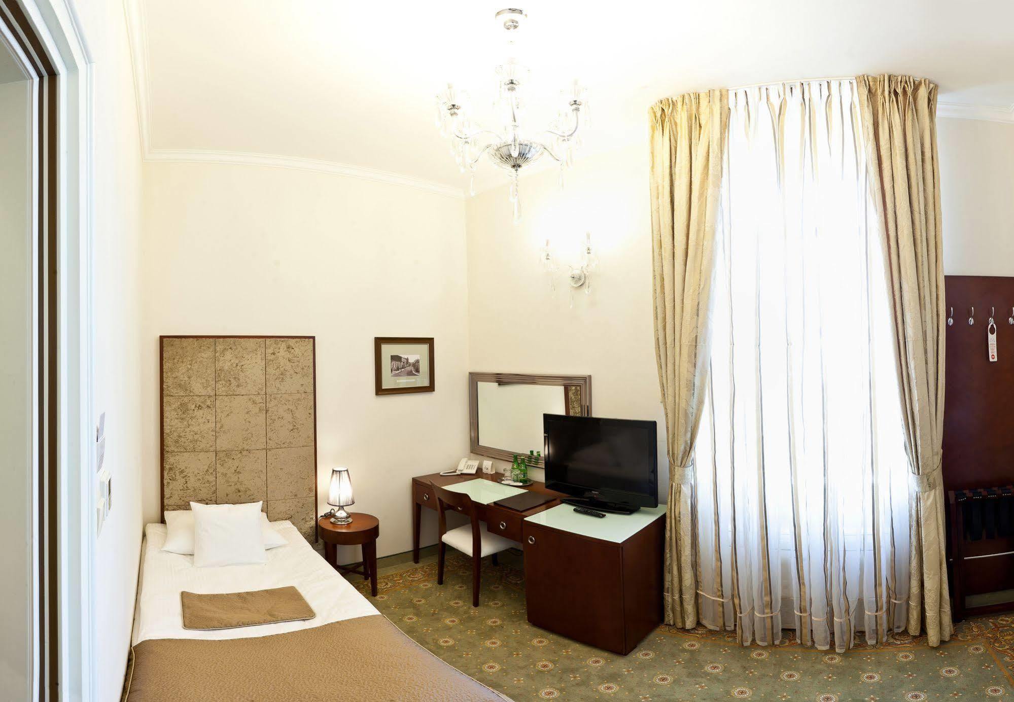 Hotel Willa Hueta Кельце Экстерьер фото