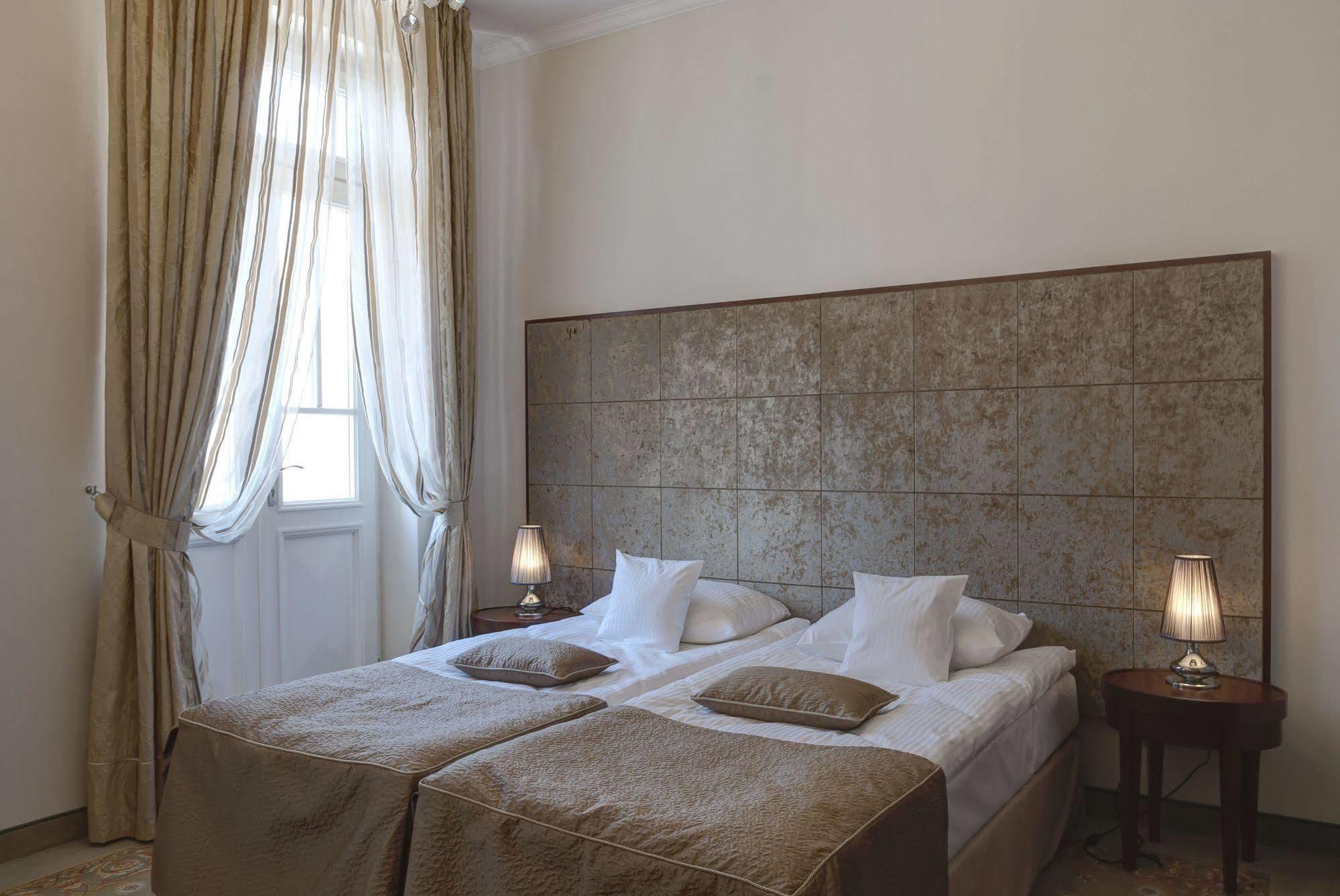 Hotel Willa Hueta Кельце Экстерьер фото