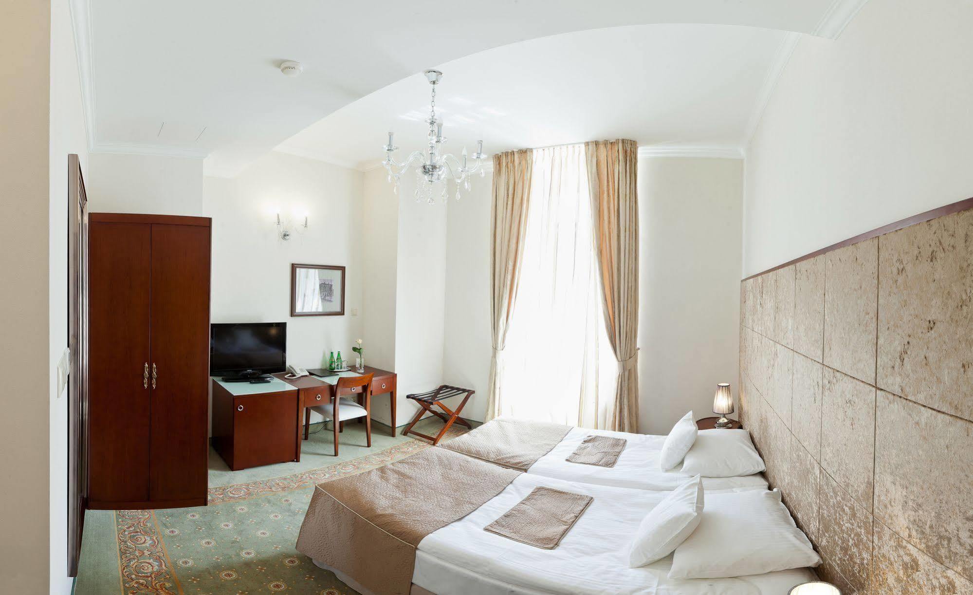 Hotel Willa Hueta Кельце Экстерьер фото