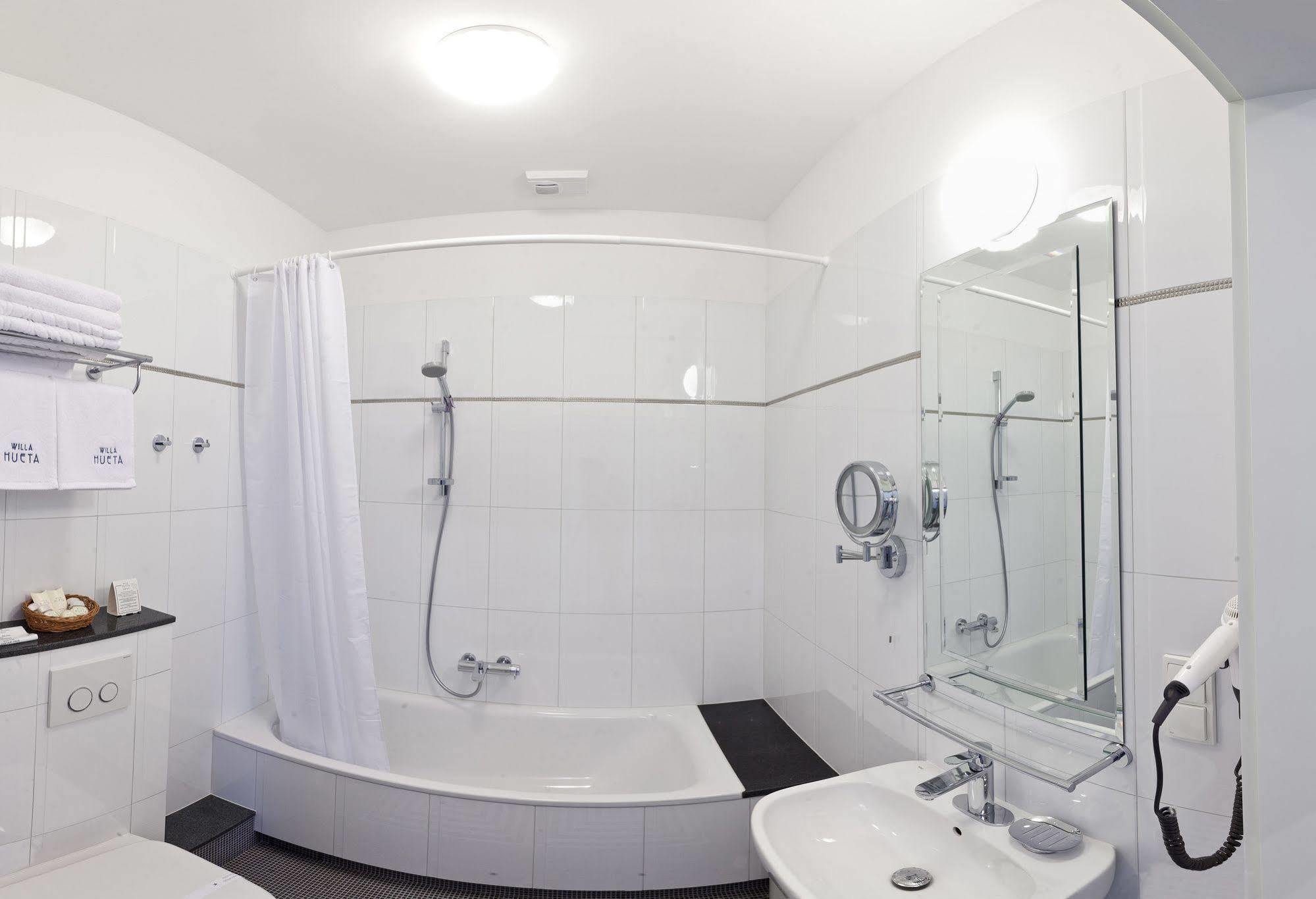 Hotel Willa Hueta Кельце Экстерьер фото